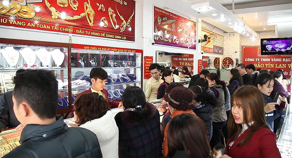GIÁ VÀNG TIẾP TỤC NHẢY VỌT, BẤT CHẤP CHỨNG KHOÁN KHẢ QUAN