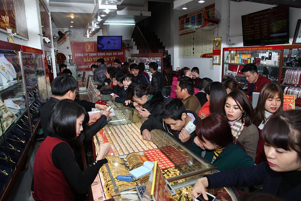 5/7: VÀNG TRONG NƯỚC THỰC HIỆN “BƯỚC NHẢY ALPHA” – TĂNG 1.3 TRIỆU/CÂY, VƯỢT XA VÀNG THẾ GIỚI