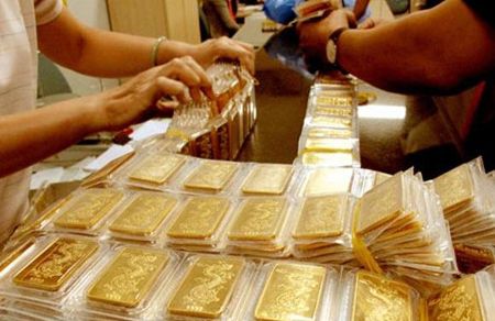TRƯA 7/7: VÀNG TRONG NƯỚC “TRƯỢT DỐC”, SẼ TRỞ LẠI CÂN BẰNG VỚI VÀNG QUỐC TẾ?