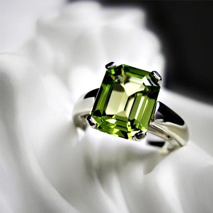 PERIDOT - ĐÁ HỘ MỆNH CHO NGƯỜI SINH THÁNG 8